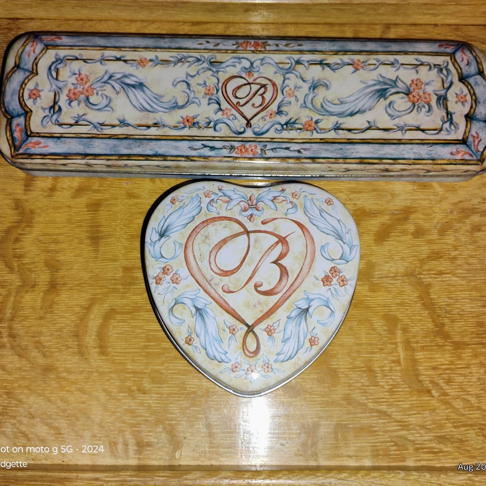 Decorative Heart-Shaped Bath Box